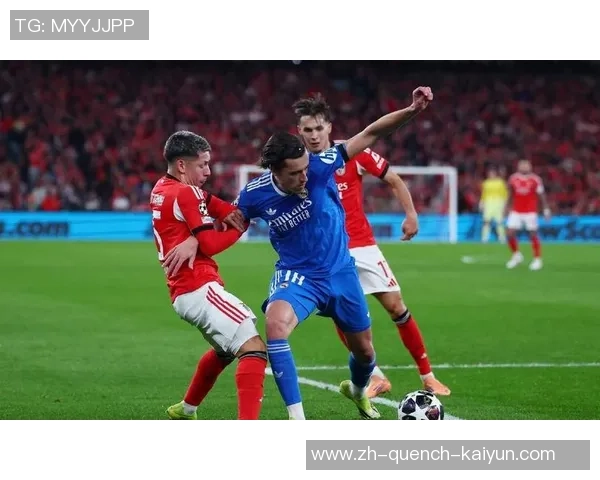 欧冠复仇之夜：皇马飞翼进场 6万人狂嘘！球迷拉横幅嘲讽